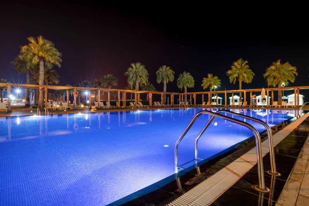 Sealine Beach, A Murwab Resort Mesaieed Luaran gambar A swimming pool at night