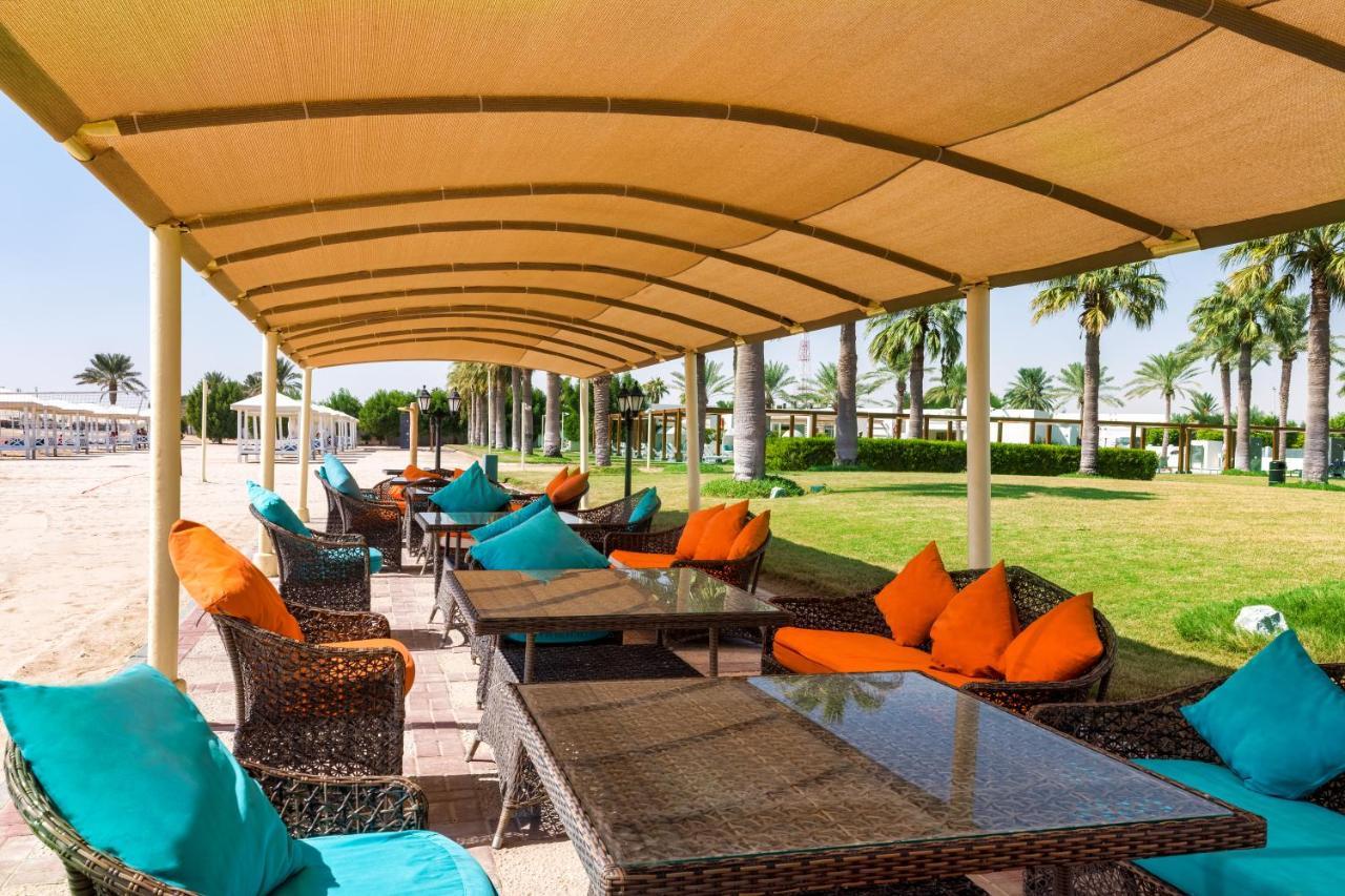 Sealine Beach, A Murwab Resort Mesaieed Luaran gambar The beach at the resort