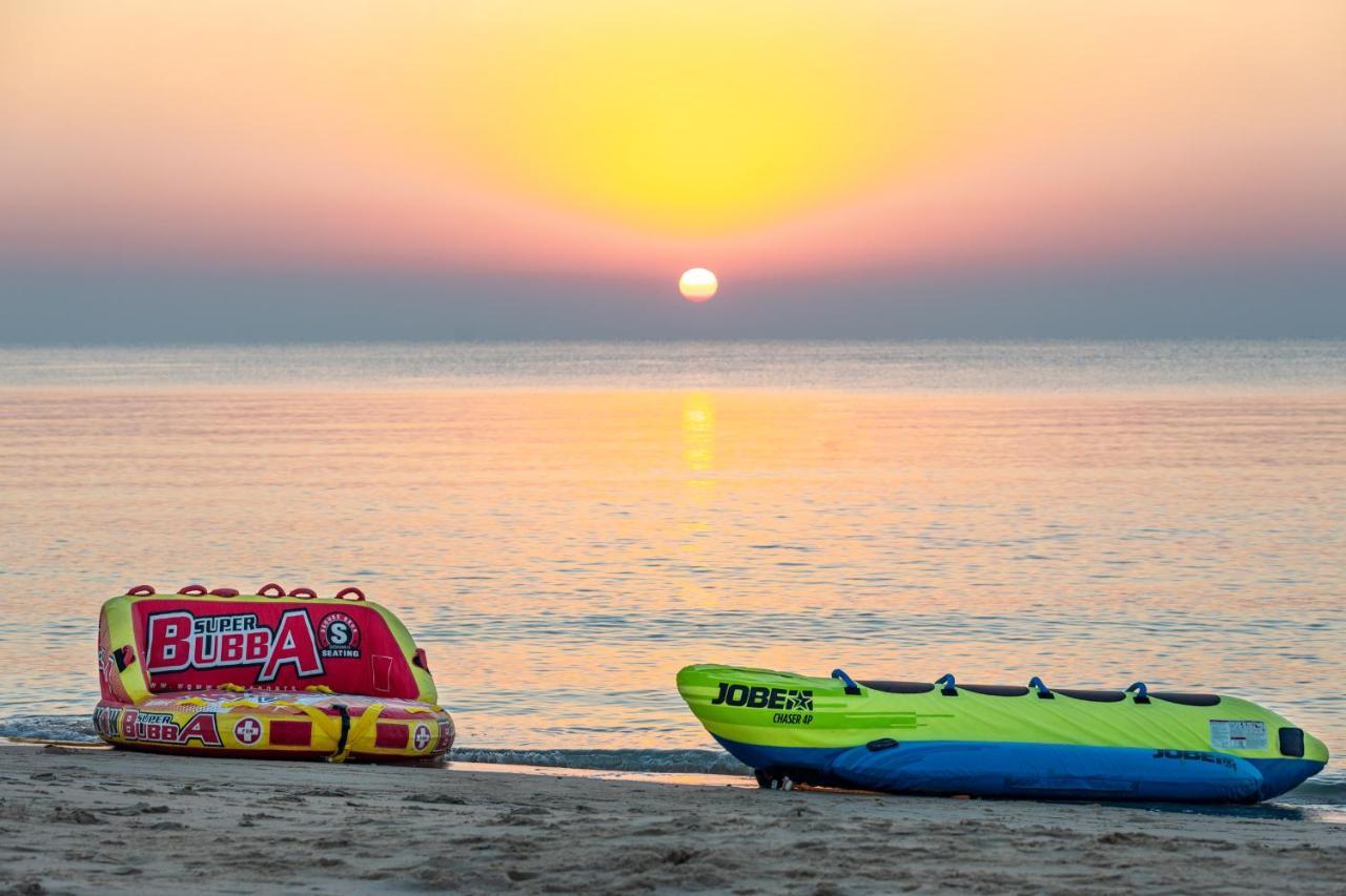 Sealine Beach, A Murwab Resort Mesaieed Luaran gambar Sunset at the beach